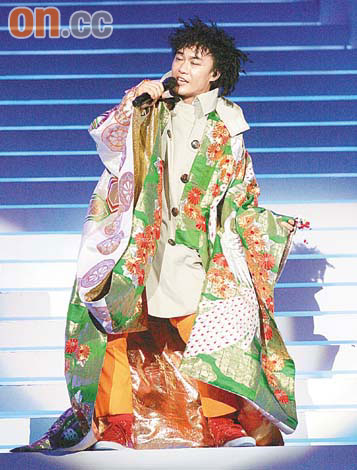 陈奕迅穿和服现身演唱会 黄伟文任服装指导(图