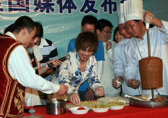 周传雄新碟引爆中东热 发片献上土耳其烤肉(图