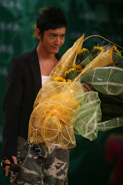 黄晓明现身校园欢唱会 又唱又跳秀歌艺【图】