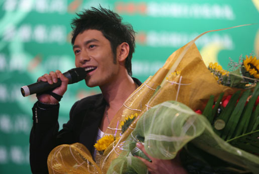 黄晓明现身校园欢唱会 又唱又跳秀歌艺【图】