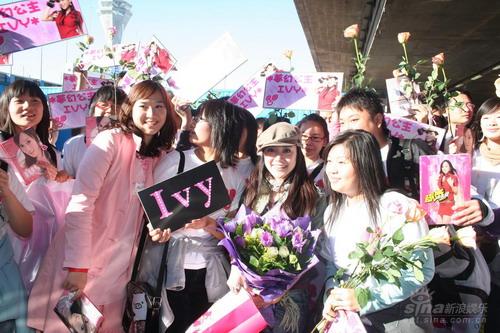Ivy许嘉凌抵京进行宣传亲睹“鸟巢”连声赞叹