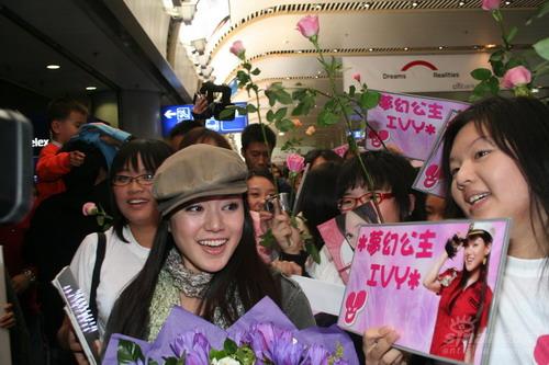 Ivy许嘉凌抵京进行宣传亲睹“鸟巢”连声赞叹
