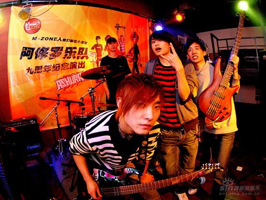 阿修罗乐队九周年 小酒馆火爆上演生日派对(图
