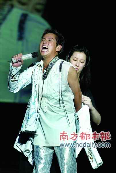 谭咏麟深圳个唱 贴身热舞满场奔跑校长真卖力