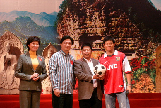 罗中旭客串阿森纳队服模特 助拍崔永元公益基