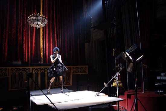 胡灵《不爱拉倒》MV开拍 与中韩帅哥放电(图