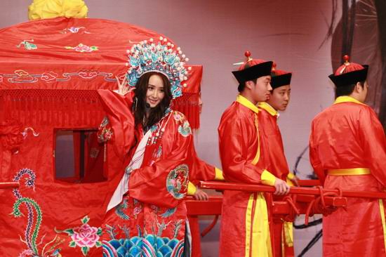 胡静发片《天蝎座》 八抬大轿“嫁入”华友飞乐