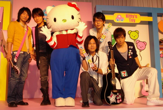 五月天为hello kitty庆祝生日 亲手做t恤【图】