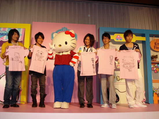 五月天为hello kitty庆祝生日 亲手做t恤【图】