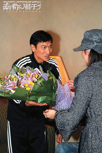 刘德华上海开唱兄弟们来捧场 黄奕化身粉丝献