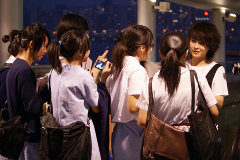 厉娜香港宣传新碟跑不停 超高人气靓绝香江【图】