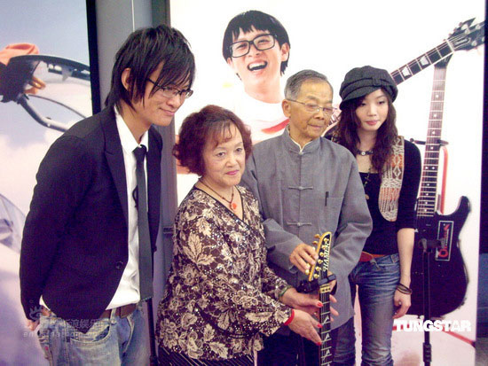 张雨生死忠歌迷主办雨生20周年纪念展(图)