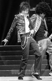 李宇春成都演唱会扮迈克尔杰克逊跳木偶舞(图