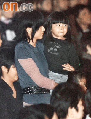 徐濠萦抱着女儿看演出,两人看得投入时还亲嘴,十分温馨!