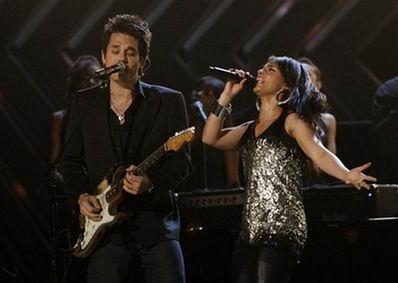 John Mayer与Alicia Keys(右)现场配合默契