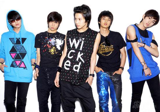 SM公司全新组合SHINee,从左至右分别为成员温流、钟铉、泰民、珉豪、Key