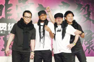 superband"纵贯"乐坛 乐队成员以一当十(图)