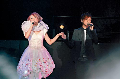 王菀之与张敬轩合唱一曲,十分甜蜜.
