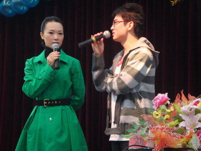 吕薇与大学生面对面现场演唱越剧(图)