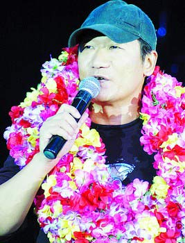 谢东复出再唱《笑脸》 积极面对生活(图)