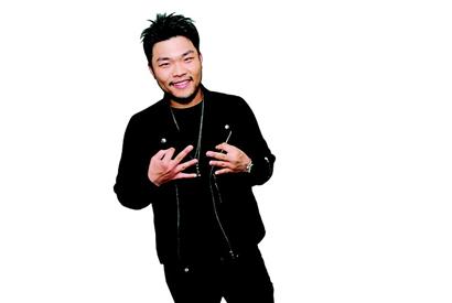 李玖哲曾被嘘下台 曾被妈妈劝整容