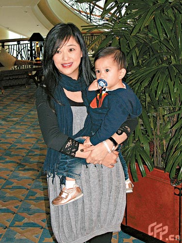 刘小慧特意带同女儿前来支持老公苏志威