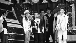 罗大佑(左一)在去年金曲奖给苏打绿颁奖时曾因分不清队员而尴尬,纵贯线成立之初,曾提出以打败苏打绿为目标。