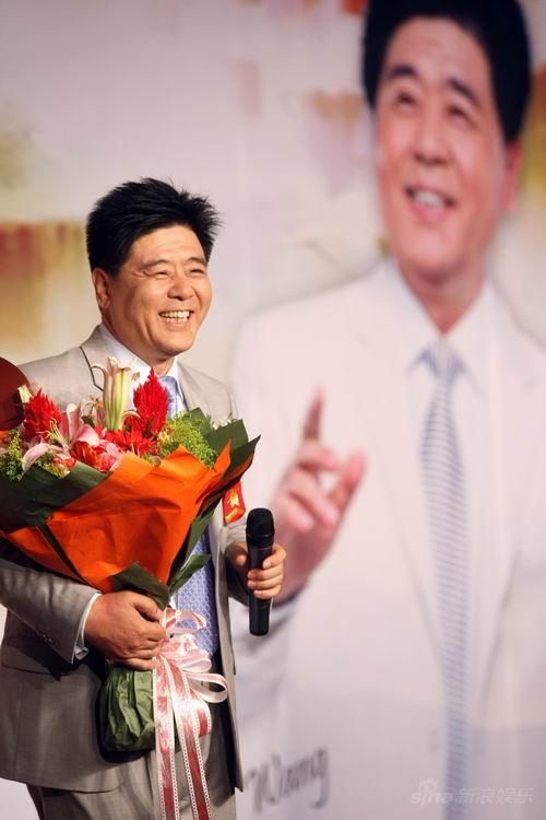 王洁实推出新歌 《但愿人长久》回馈歌迷(图)