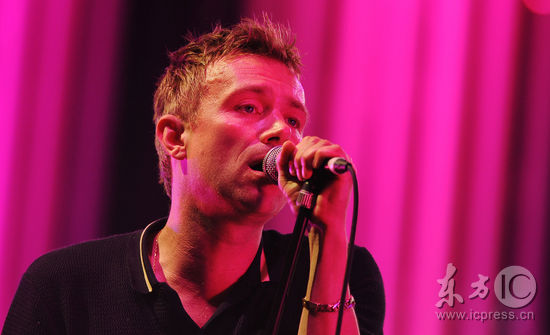 图文:格拉斯顿伯里现场-blur主唱damon albarn