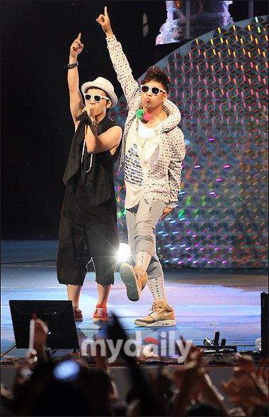 韩国音乐组合DJDOC举办夏季游泳池演唱会(图