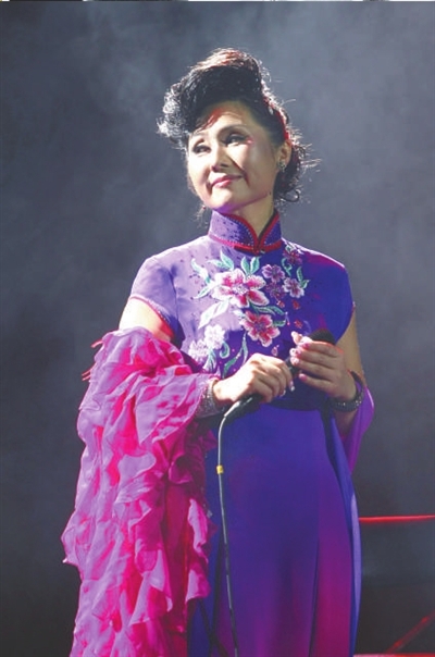 有着"大陆邓丽君"之称的歌手赵莉在北京舞台"消失"近20年后,日前重新