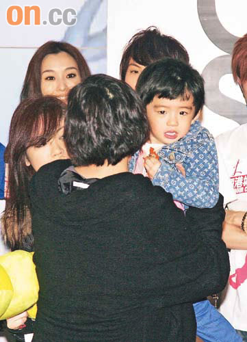 Lucas被尖叫声吓得眼泪两行。