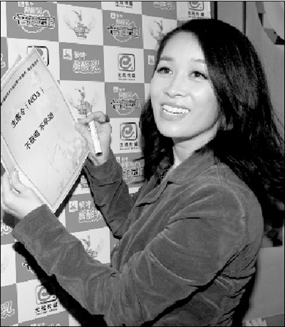 评审会议结束前，那英公布了针对行业规范、音乐人行为和现场表演的三条主席令。 光线传媒 供图 