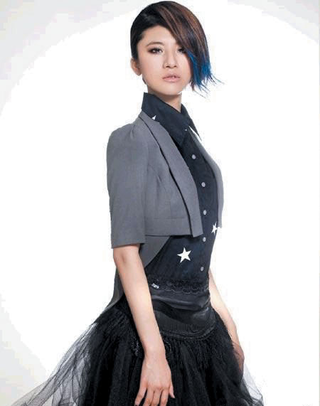 郝岩   7月3日下午,2006年在 "超级女声"选秀中获得冠军的尚雯婕带着