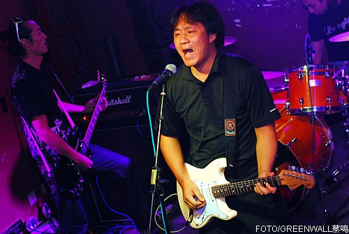 主唱吴宁越厚实的嗓音充满磁性 布衣乐队小酒馆现场热情似火 鼓手方方