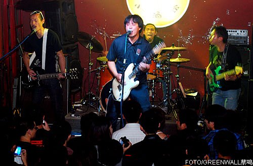 主唱吴宁越厚实的嗓音充满磁性 布衣乐队小酒馆现场热情似火 鼓手方方