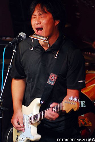 主唱吴宁越厚实的嗓音充满磁性 布衣乐队小酒馆现场热情似火 鼓手方方