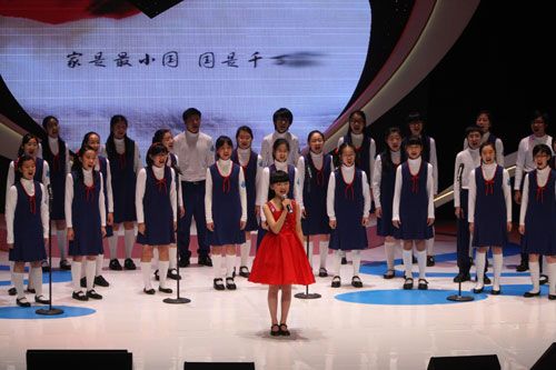 豆豆与香港儿童合唱团演唱《国家》
