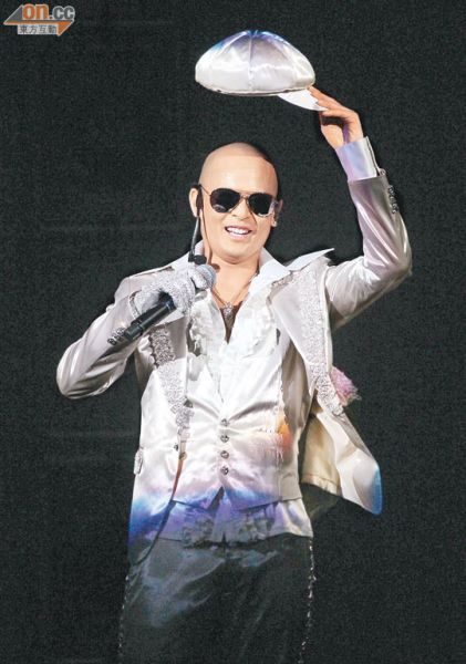 侧田将帽子拿起,不介意以光头示人