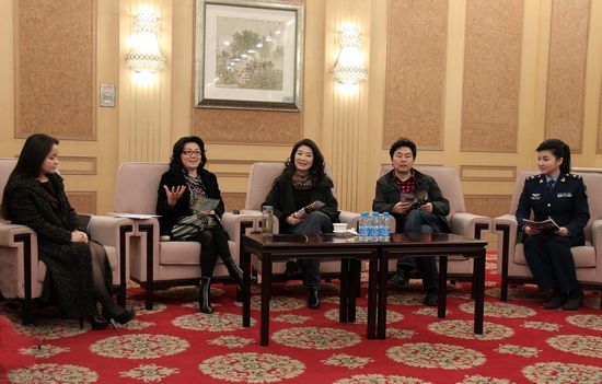 吴碧霞 马秋华 宋飞 丁毅 王莉在新闻发布会现场