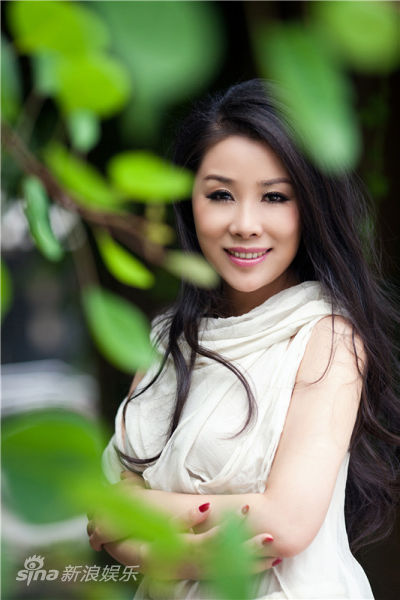 青年歌手李雨儿烈日拍写真 全心投入只为新专辑