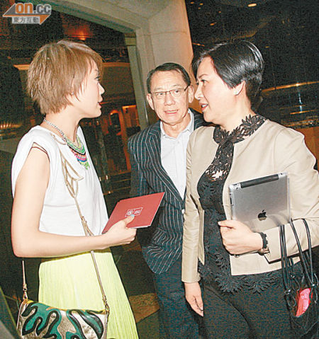 容祖儿生日老板杨受成道贺 老板娘为其拍照(图)