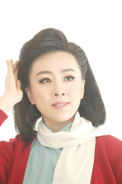 曲丹定妆照温婉大方 精心泡制"全新江姐茶"