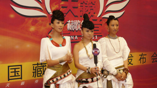 阿佳组合 新浪娱乐讯 近日,藏族女子组合阿佳组合与阎肃,宗庸卓玛