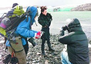 林忆莲(中)为配合关于环保的新歌《柿子》,自资到冰岛拍MV