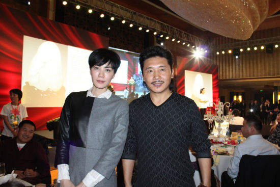 容中尔甲亮相加措慈善午宴