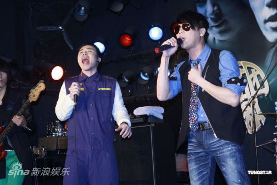 蘑菇团首唱会演绎《黑色柳丁》 陶喆助阵送鸡汤