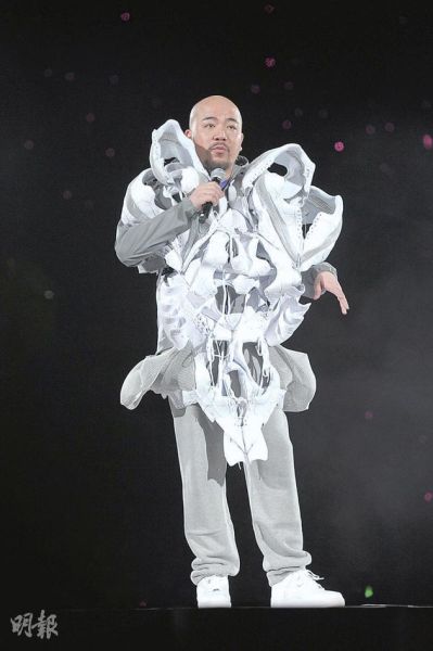 新浪娱乐讯 北京时间2月11日消息,据香港媒体报道《黄伟文(微博)作品