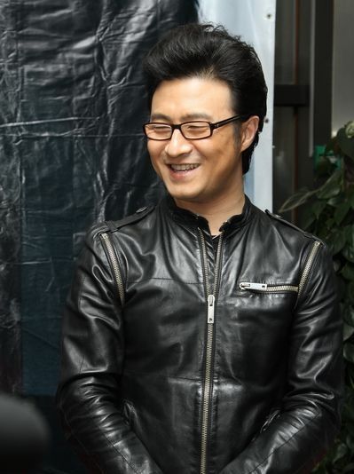 汪峰《生无所求》签售逾千歌迷到场 笑称手废了