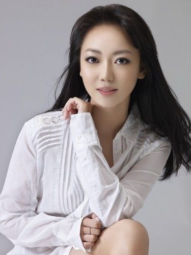 今日,由中央民族歌舞团民通实力唱将孙滢迎演唱的宏篇抒情歌曲《记忆